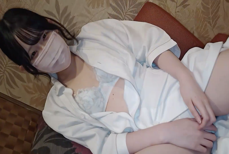 FC2-4692702 SSS级白皙无辜女孩，脱掉内衣用振动器自慰高潮！！她被一个令人毛骨悚然的老男人摆布～～ 素人